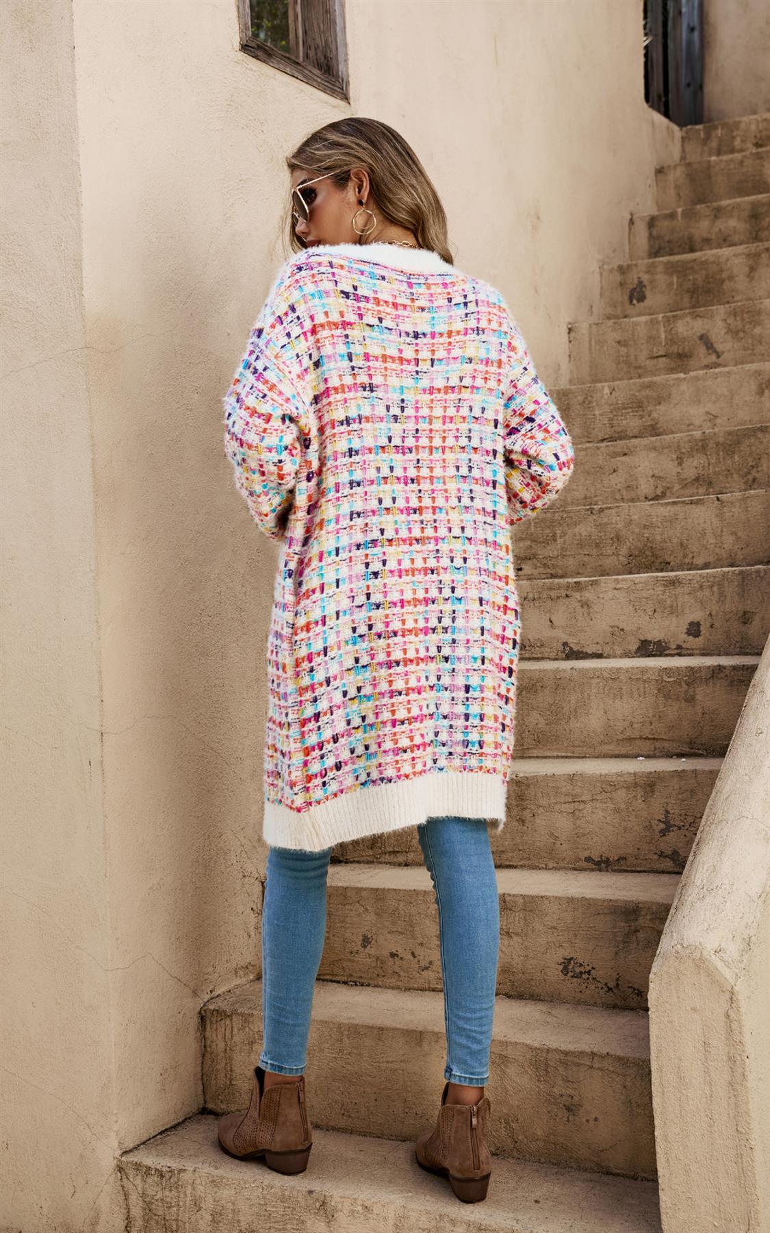 Cardigan crem în carouri bouclé, cu pete multicolore curcubeu