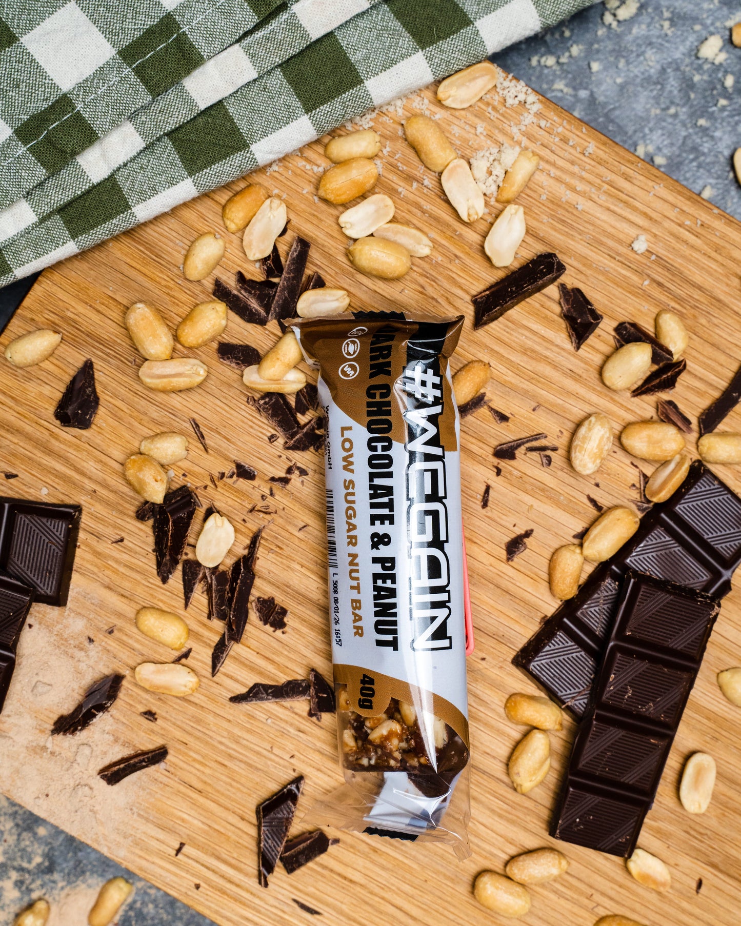 WEGAIN Baton cu ciocolată neagră și arahide, conținut scăzut de zahăr - 40g Tavă cu 12 bucăți