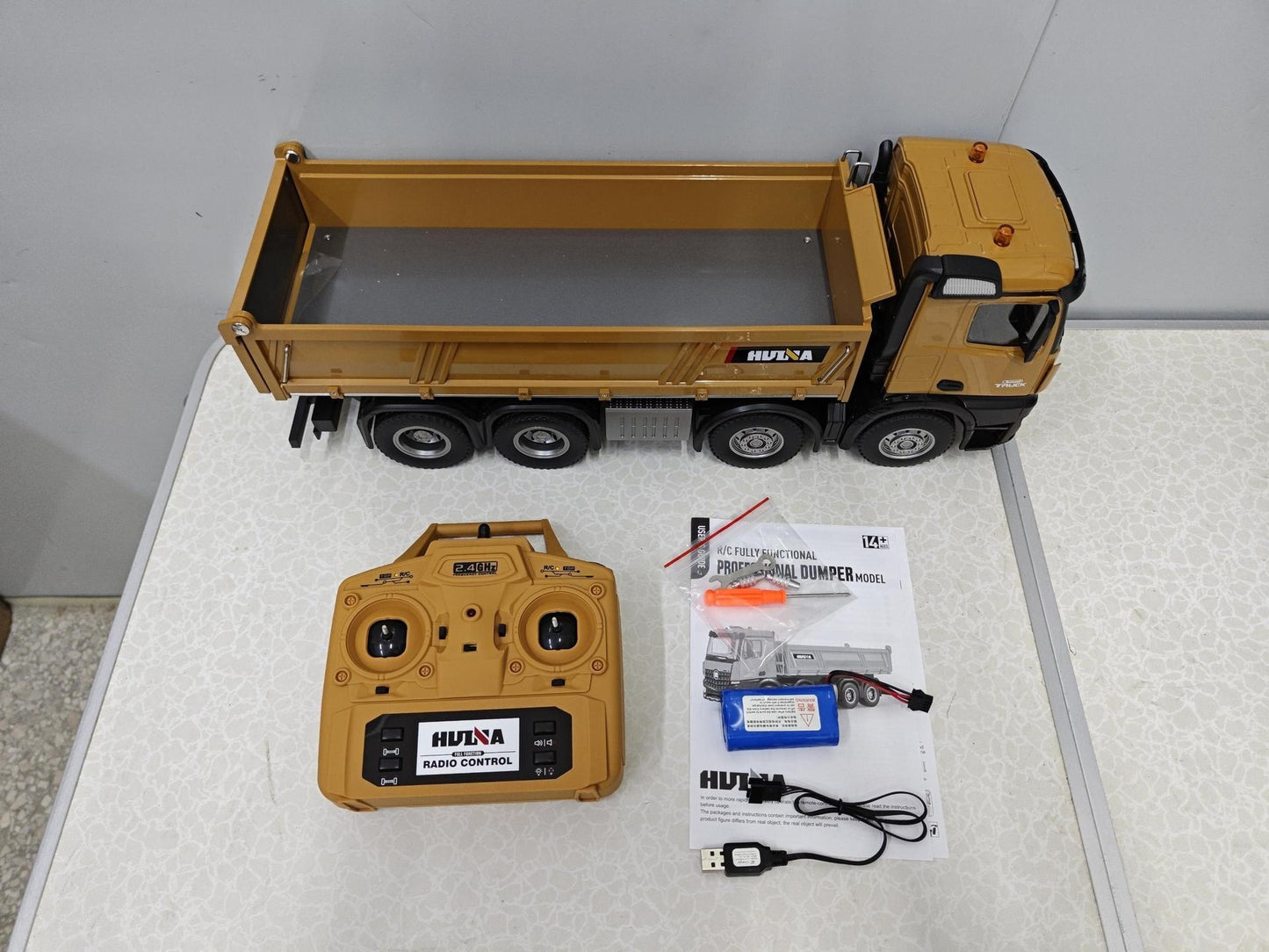 Camion basculant cu telecomandă YOQIDOLL 536 - 12 canale 1:14 8 roți