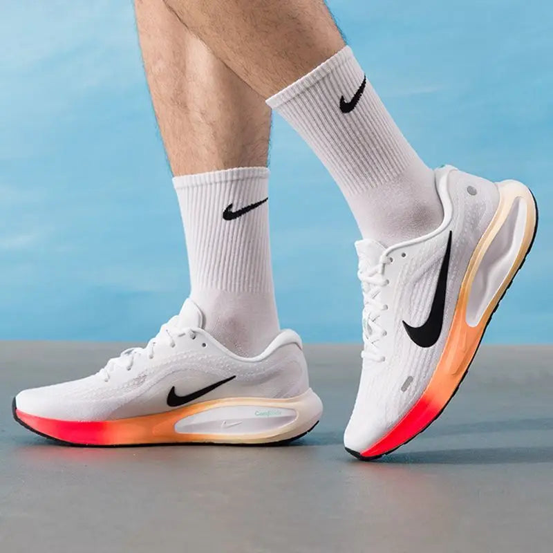 Nike Journey Run Low-Top, amortizare confortabilă - Mărimea 40-46, partea superioară din plasă cu aer, talpă din cauciuc