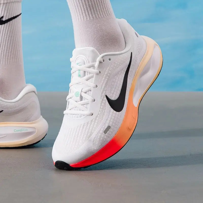 Nike Journey Run Low-Top, amortizare confortabilă - Mărimea 40-46, partea superioară din plasă cu aer, talpă din cauciuc