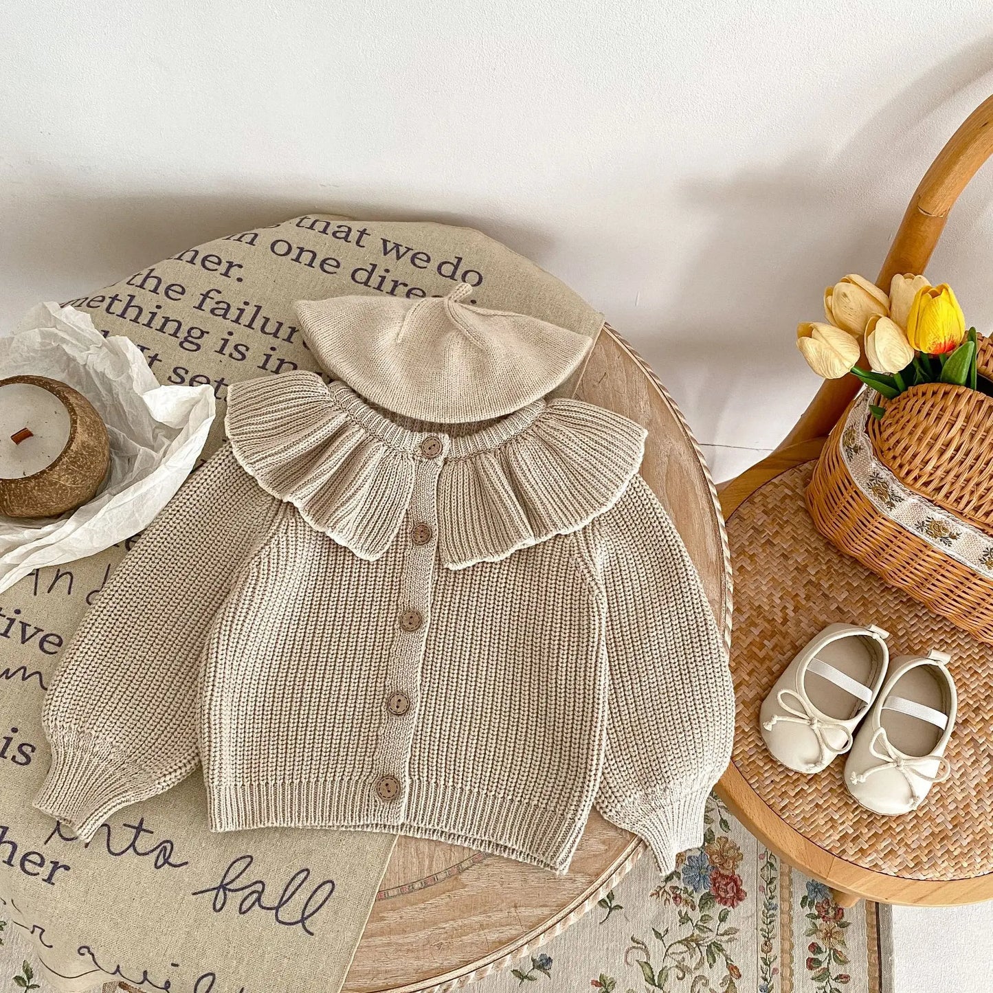 Charmant Strickjacke Lotuskragen - Größe 0-3J Rüschen