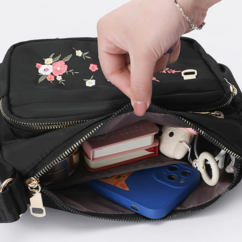 Umhängetasche 2025: Casual Crossbody Backpack Ladies - Oxford Cloth Fashion Embroidery Flower Travel Collection