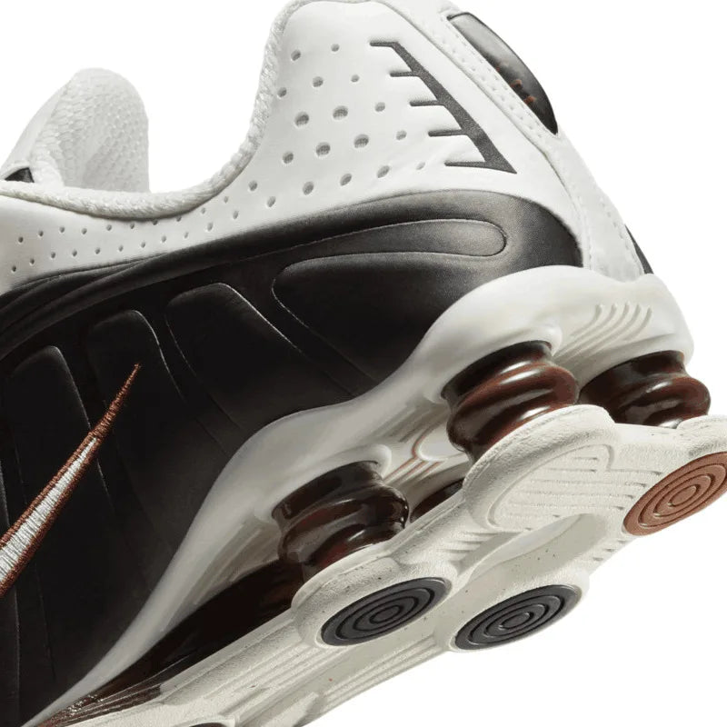 Nike Shox R4 Dämpfung - Obermaterial Polyester, Innenmaterial Canvas, Sohlenmaterial Gummi
