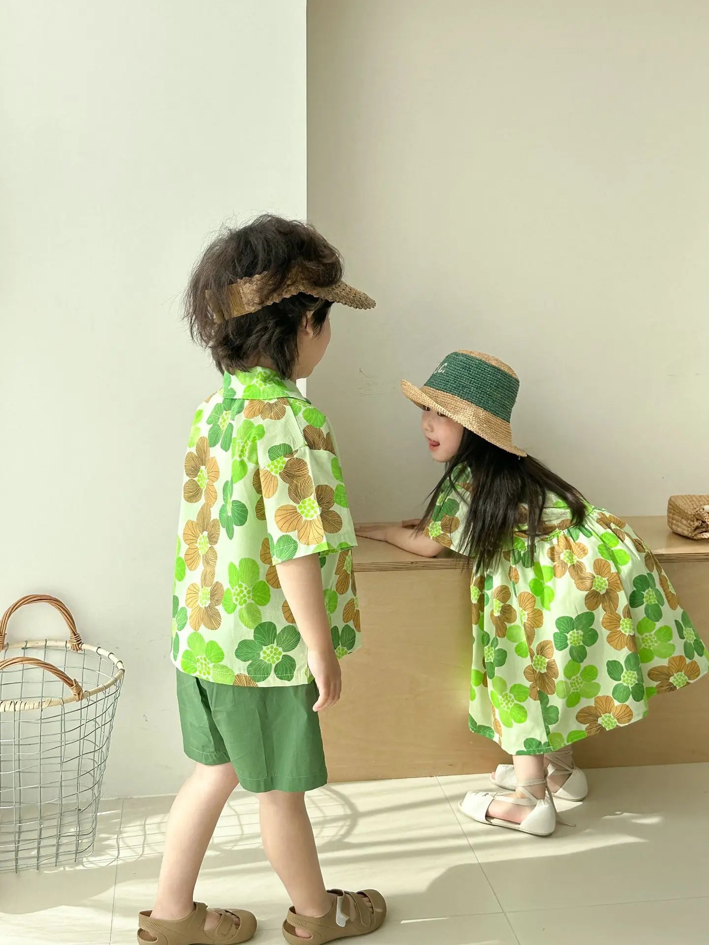 Kinder-Kleidungsset 2025 Sommer Neu Jungen Hemden Shorts 2-teilig Set Mädchen Blumenkleid Kinder Bruder Schwestern Outfits