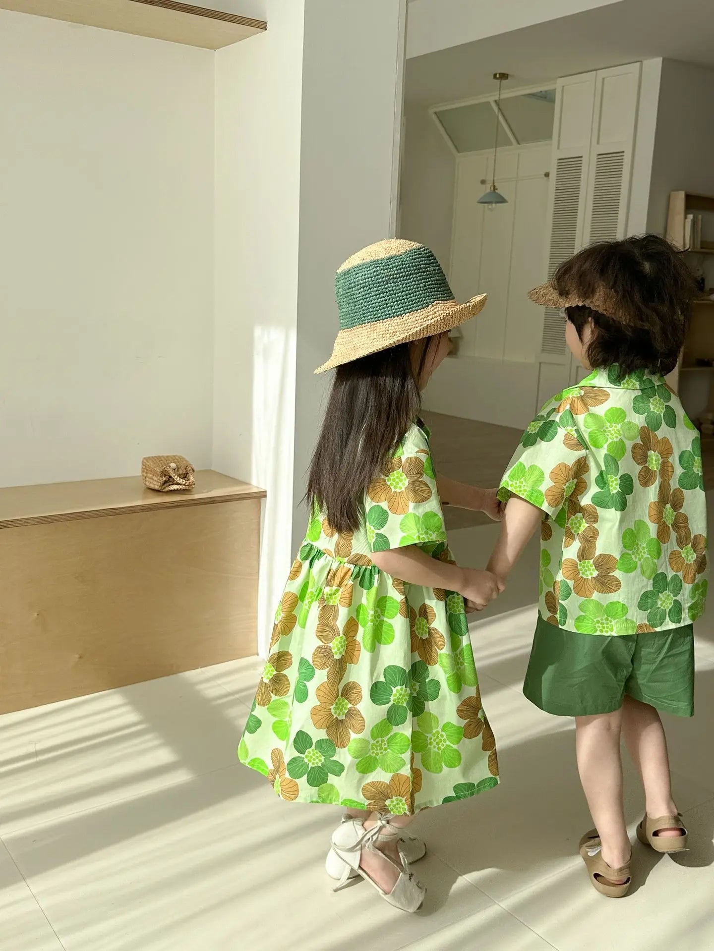 Kinder-Kleidungsset 2025 Sommer Neu Jungen Hemden Shorts 2-teilig Set Mädchen Blumenkleid Kinder Bruder Schwestern Outfits