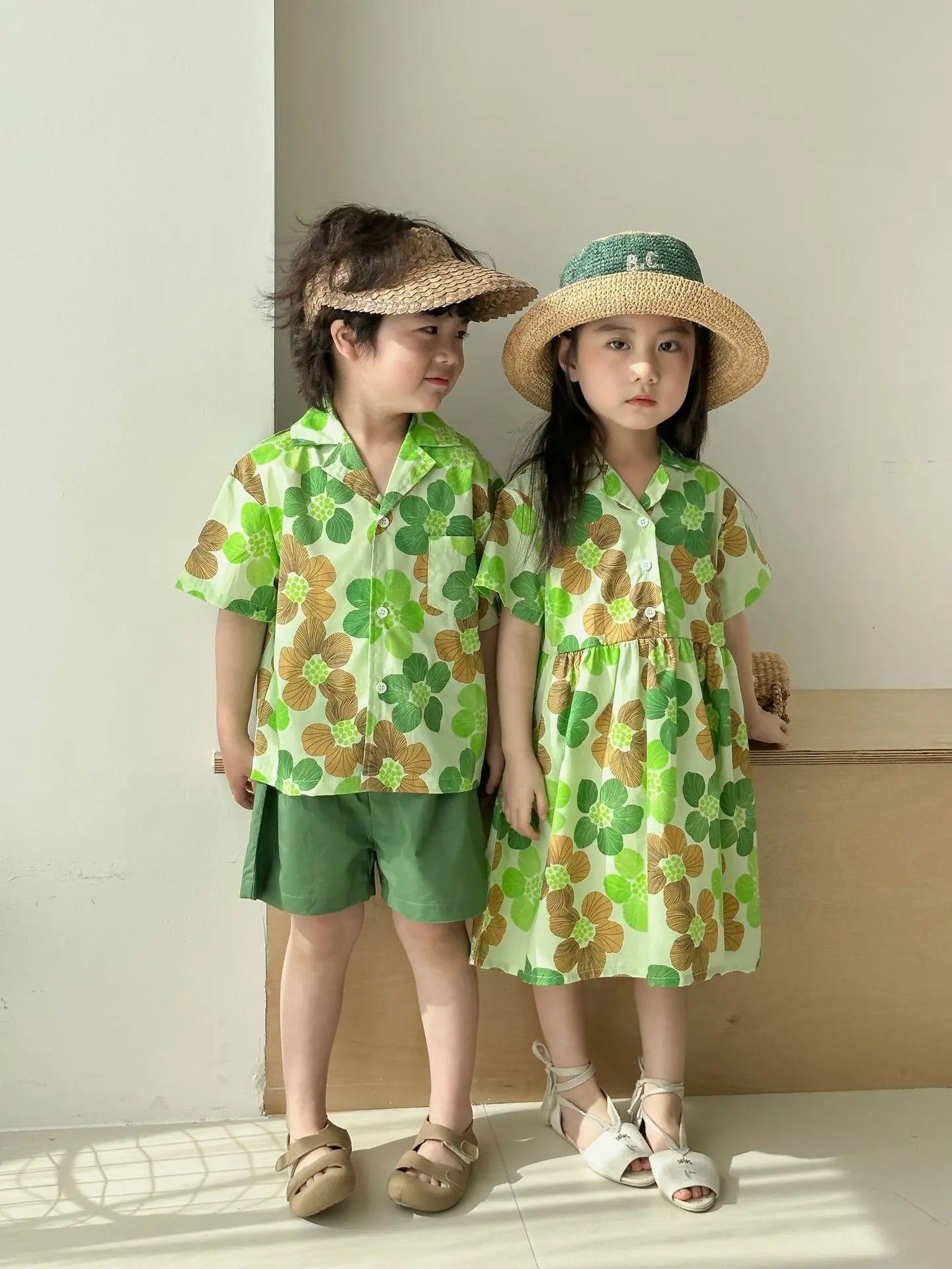 Kinder-Kleidungsset 2025 Sommer Neu Jungen Hemden Shorts 2-teilig Set Mädchen Blumenkleid Kinder Bruder Schwestern Outfits