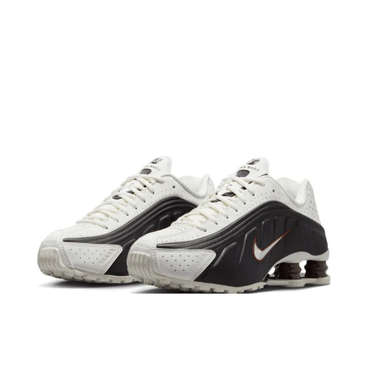 Nike Shox R4 Dämpfung - Obermaterial Polyester, Innenmaterial Canvas, Sohlenmaterial Gummi