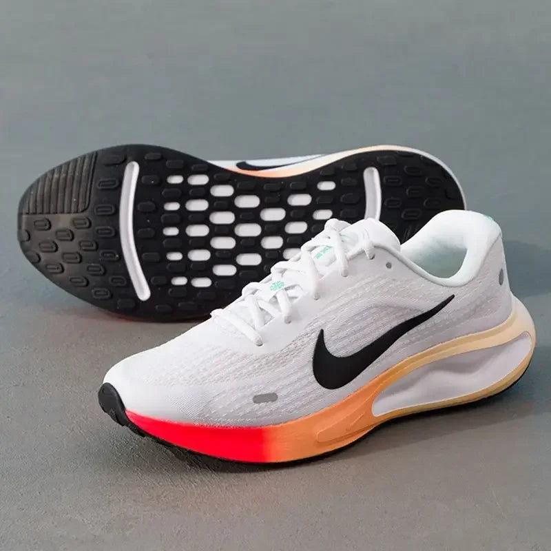 Nike Journey Run Low-Top, amortizare confortabilă - Mărimea 40-46, partea superioară din plasă cu aer, talpă din cauciuc