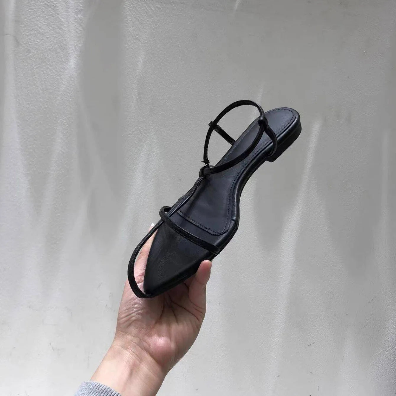 Women Flats Sandals Pointed Toe Narrow Band Design Sandals Ankle Buckle Strap Clip Toe Roman Style Casual Beach Ladies Shoes