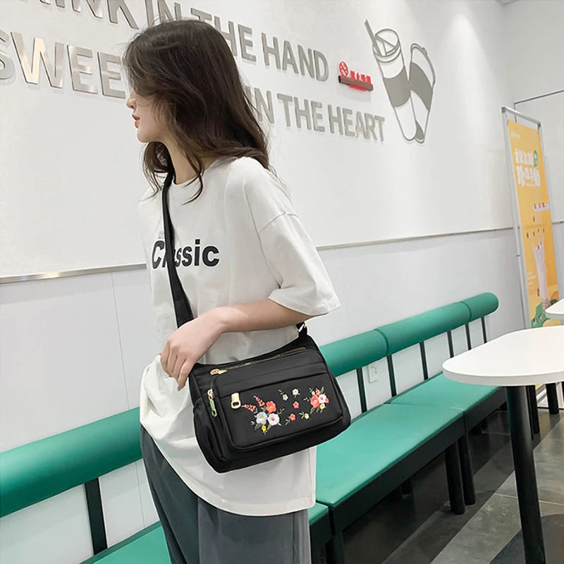 Umhängetasche 2025: Casual Crossbody Backpack Ladies - Oxford Cloth Fashion Embroidery Flower Travel Collection