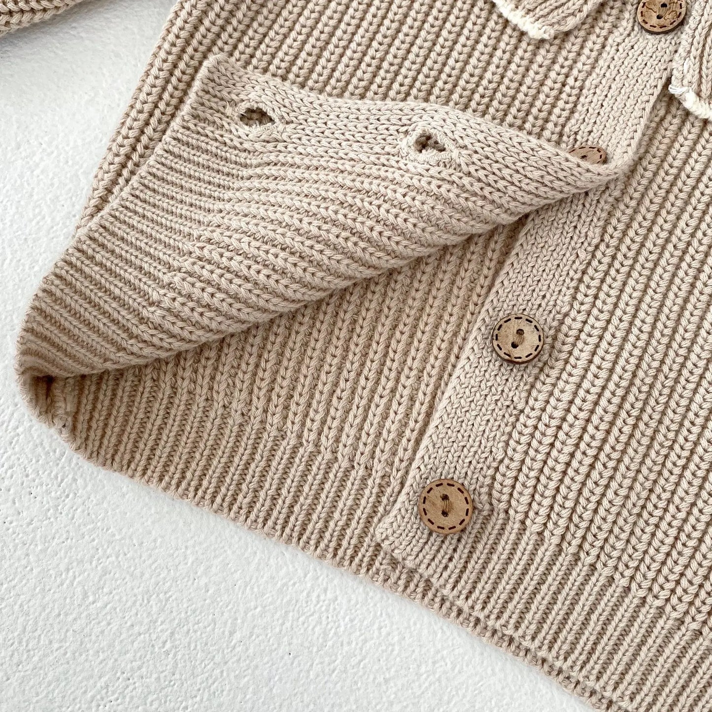 Charmant Strickjacke Lotuskragen - Größe 0-3J Rüschen