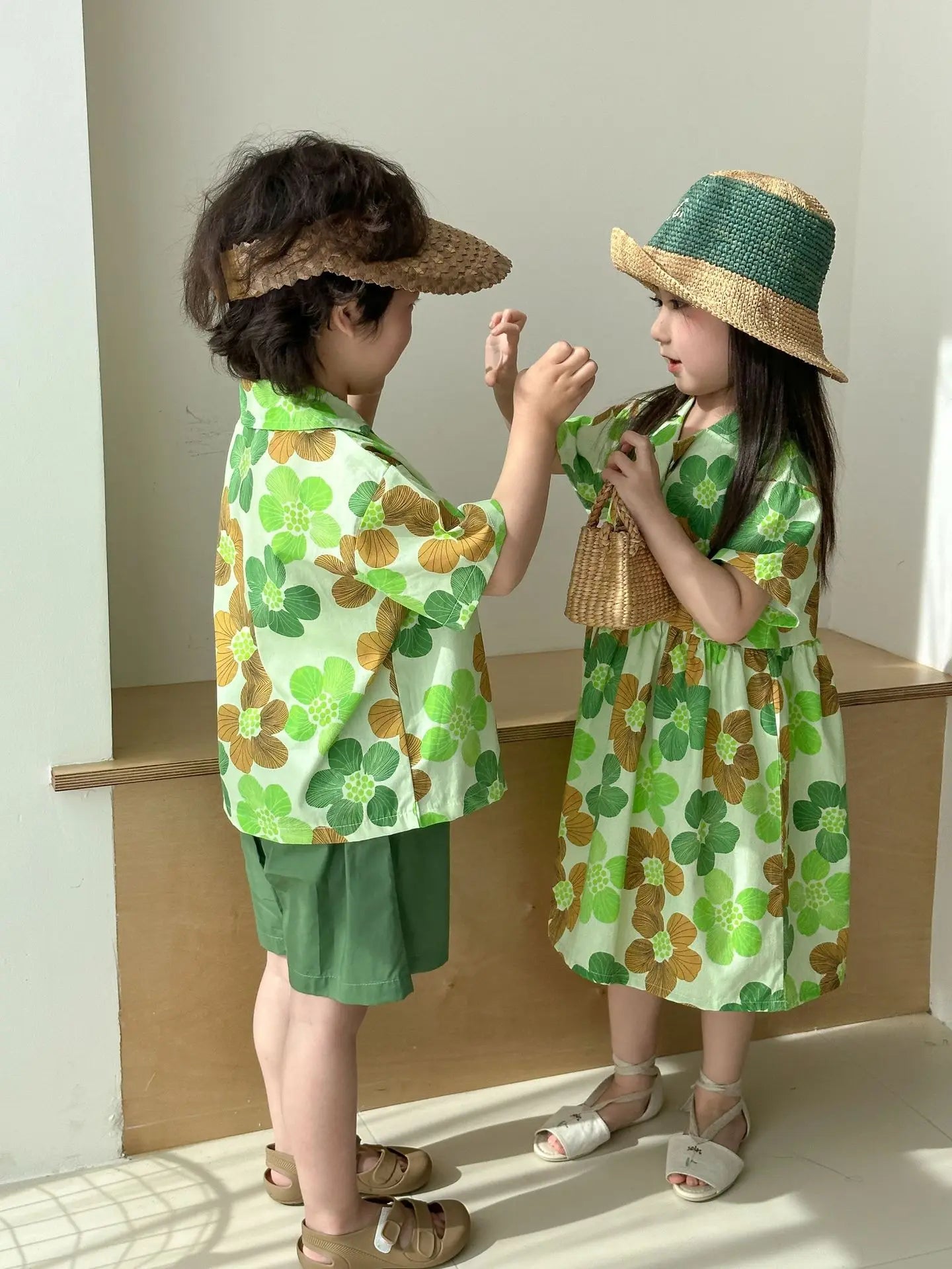 Kinder-Kleidungsset 2025 Sommer Neu Jungen Hemden Shorts 2-teilig Set Mädchen Blumenkleid Kinder Bruder Schwestern Outfits