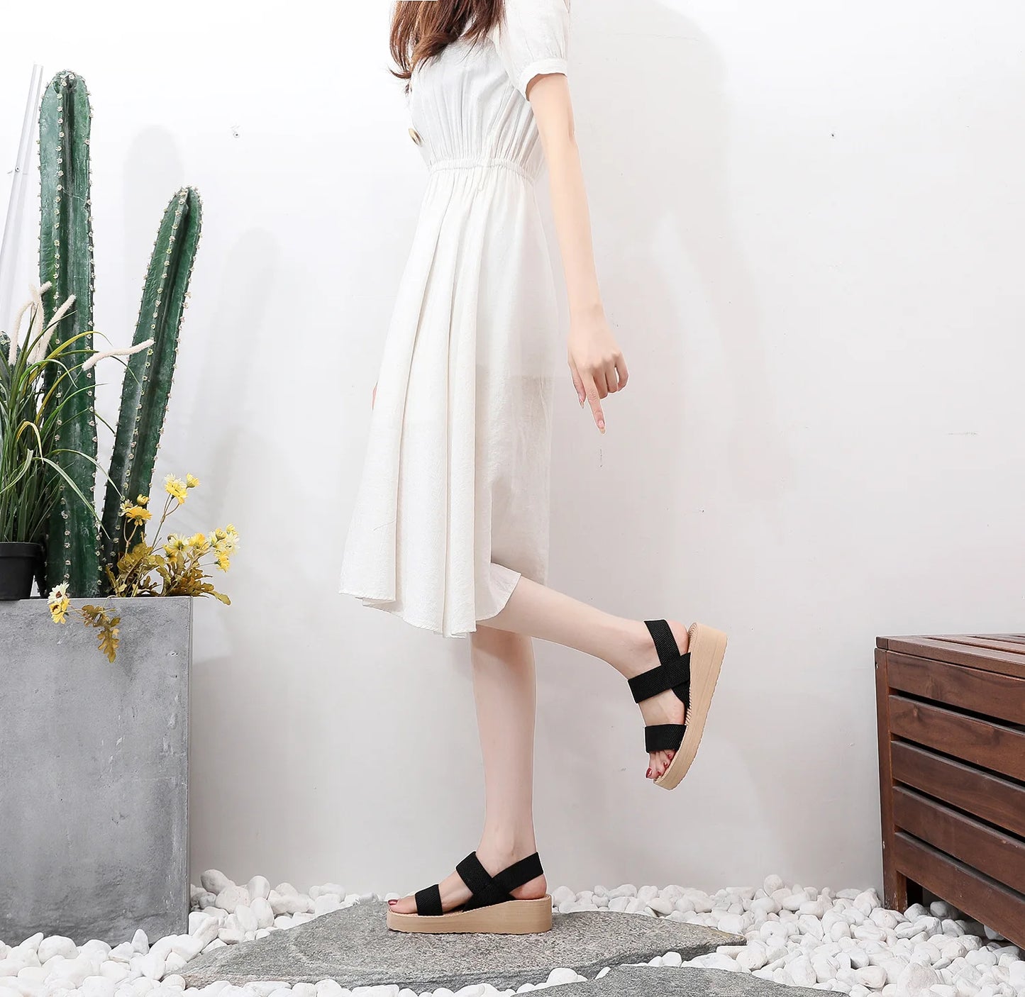 Neue minimalistische Slingback-Wedgesandalen Outdoor-Sommer-Leichtgewicht-Slides-Einheitsfarbe-Dicker-Boden-Damen-Schuhe-Frauen-Sandalen