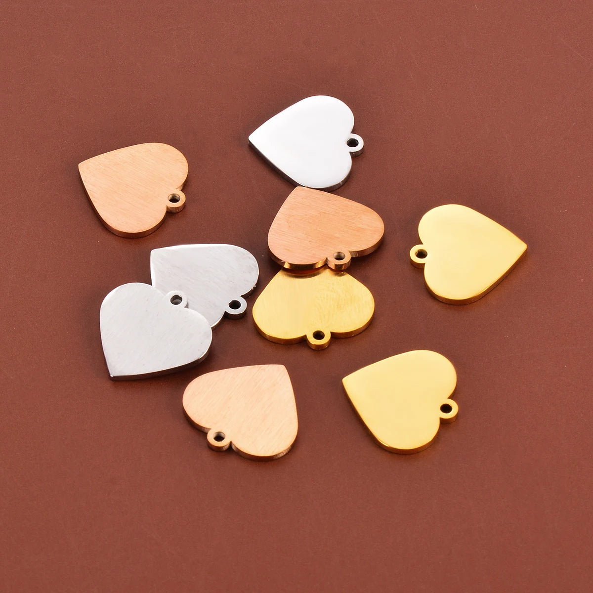 Pandantiv inimă din oțel inoxidabil 2025 - 20 bucăți de pandantive gravate cu logo de 15 mm pentru bijuterii DIY