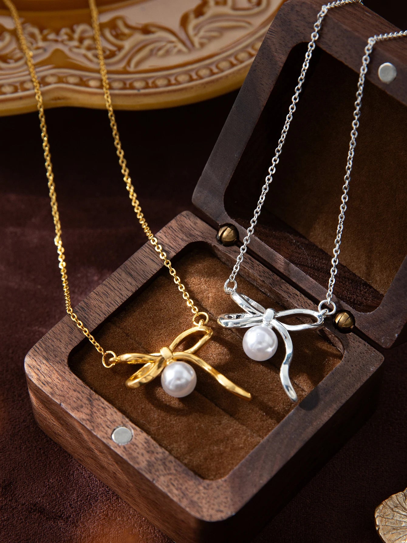 Fashionable and minimalist pearl bow tie pendant necklace,copper,electroplated 18K gold color protection, Valentine's Day gift