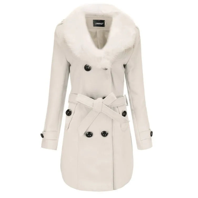 Abschließende Präsentation des Tweed-Mantels mit Pelzkragen im professionellen Stil