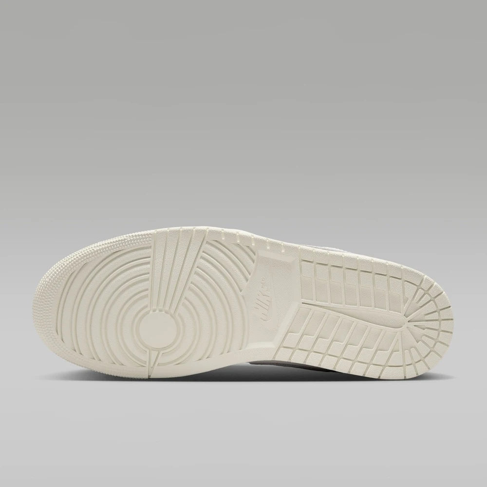 Nike IO2242-101 Jordan Zoom Air Cushioning - Mărimea EU 46.5 Talpă exterioară din cauciuc cu croială joasă