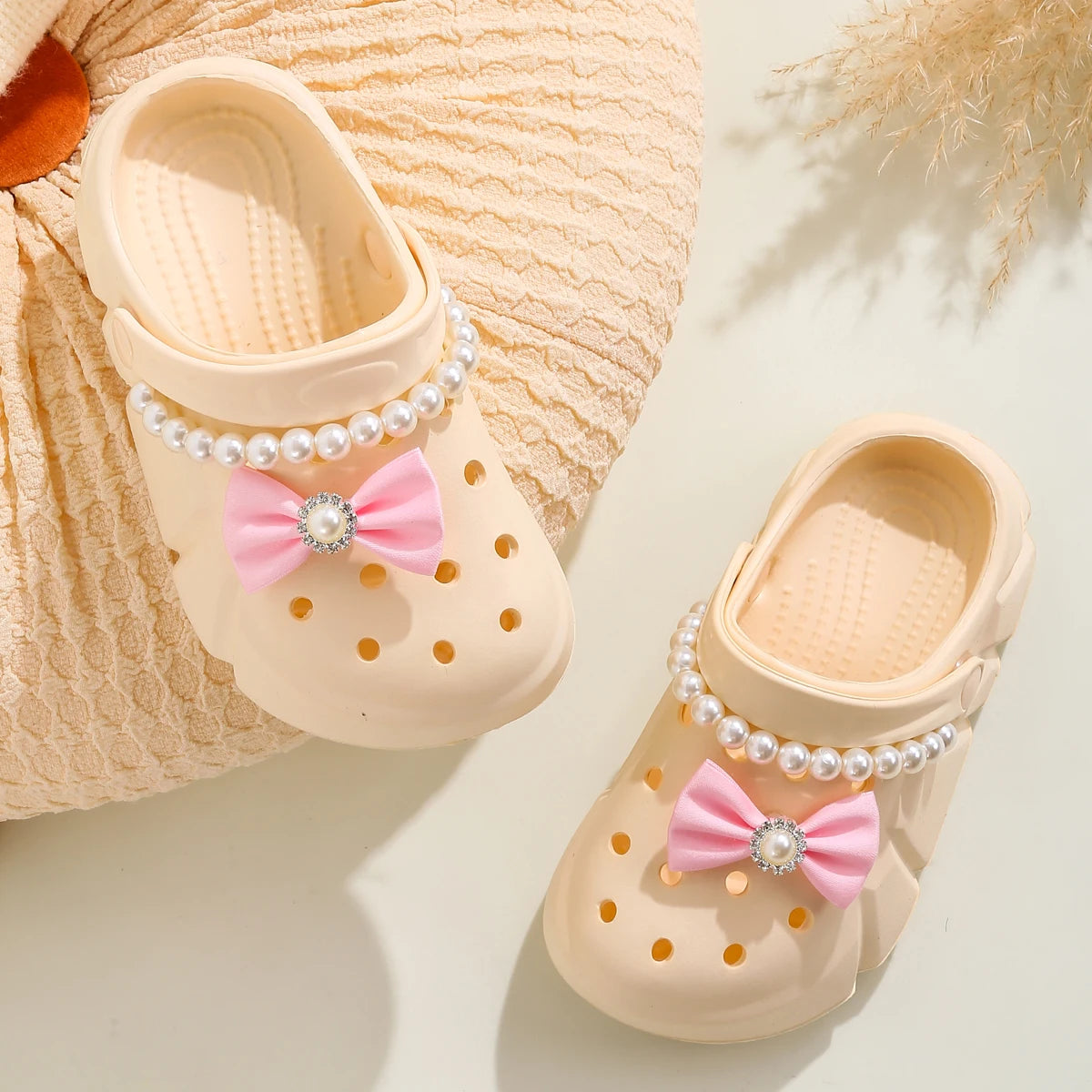 Mädchen-Clogs 2025: Atmungsaktive Schleife-Accessoires - Strand Garden Collection