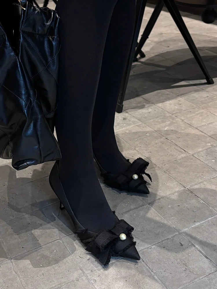 Schwarze Pumps mit Schleife - Perlen Dekor Spitze Zehen High Heels - Elegante Damen Stiletto Schuhe für Party