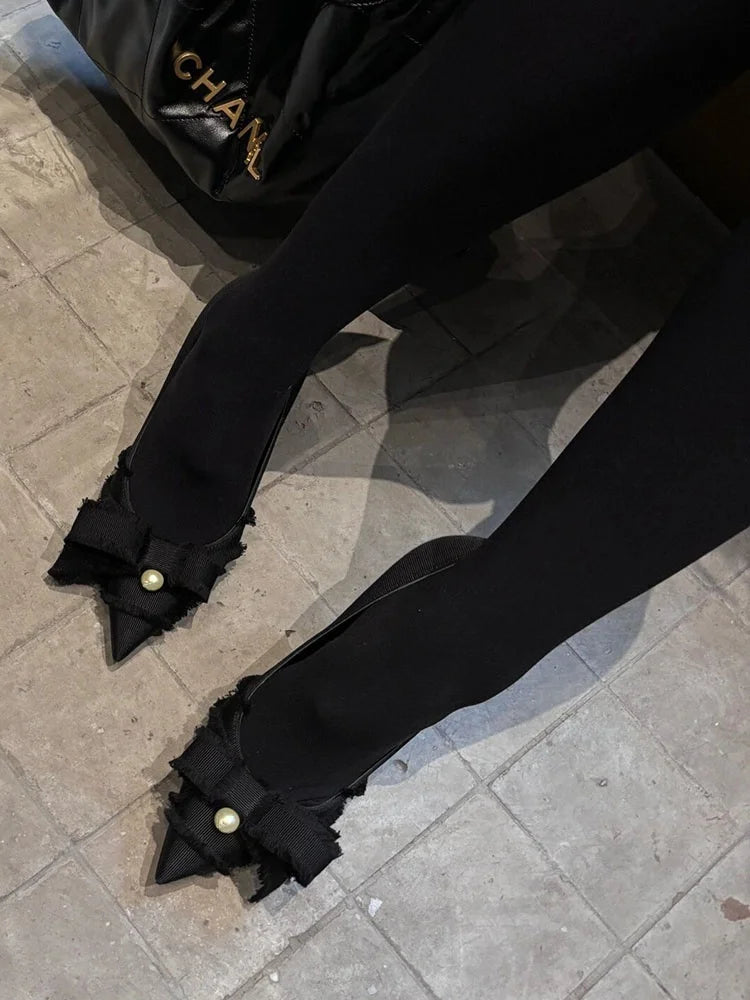 Schwarze Pumps mit Schleife - Perlen Dekor Spitze Zehen High Heels - Elegante Damen Stiletto Schuhe für Party
