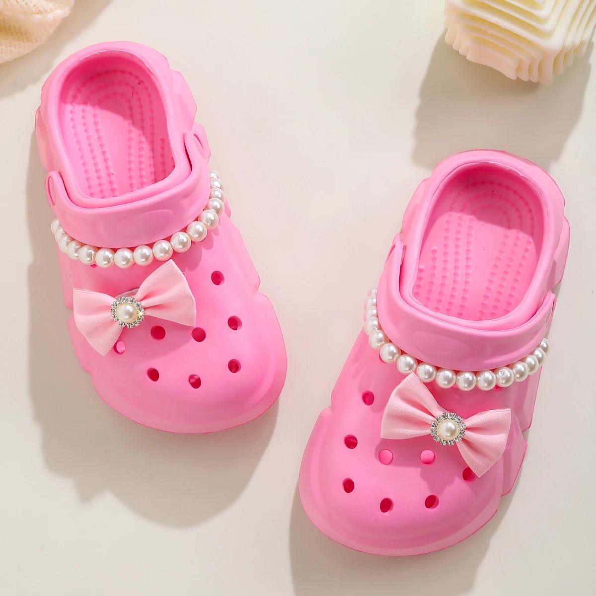 Mädchen-Clogs 2025: Atmungsaktive Schleife-Accessoires - Strand Garden Collection