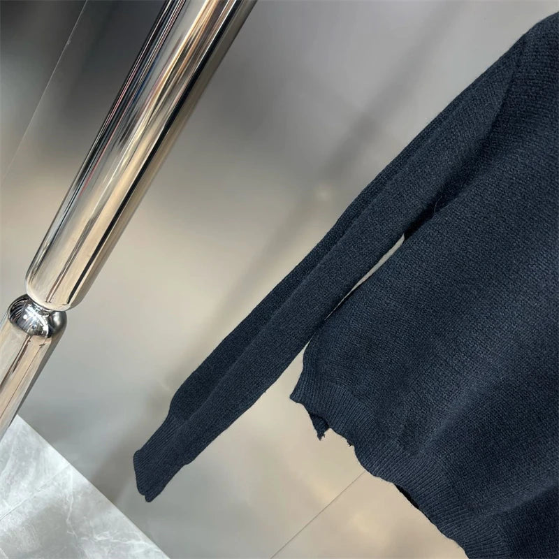 Mina Gothic O Hals Pullover - Lochmuster Größe M Langarm