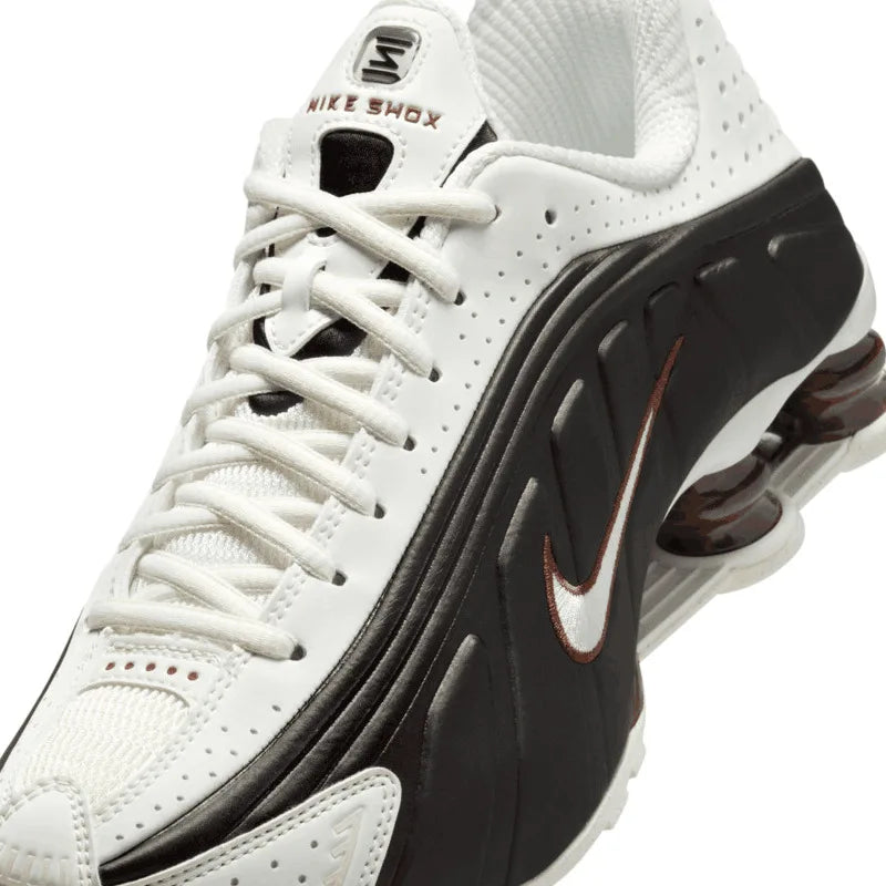Nike Shox R4 Dämpfung - Obermaterial Polyester, Innenmaterial Canvas, Sohlenmaterial Gummi