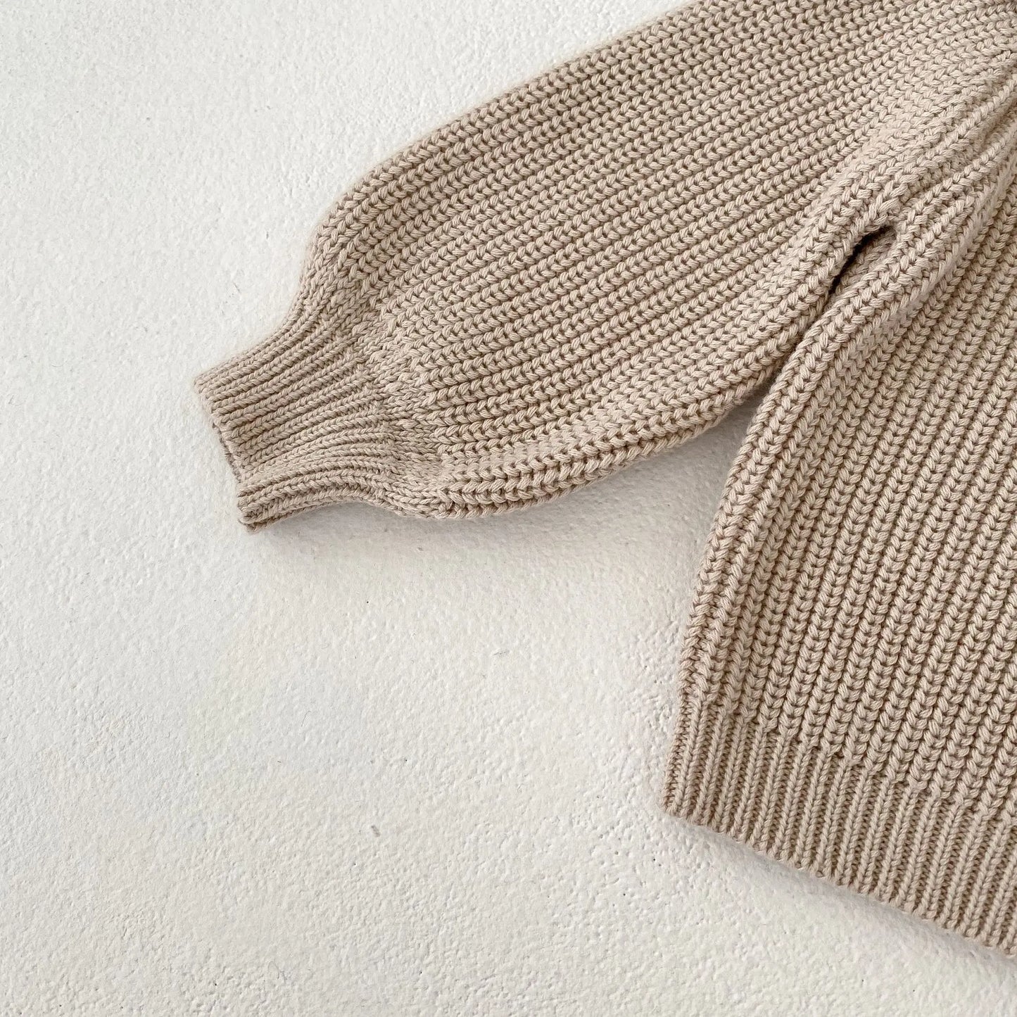 Charmant Strickjacke Lotuskragen - Größe 0-3J Rüschen