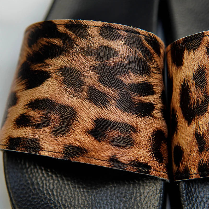 Damen-Pantoletten 2025: Women Flat Slipper Fashion Shower Pool Sandal Slippers Female Summer Beach Shoes Soft Lightweight Bath Slippers Slip on Slides Collection