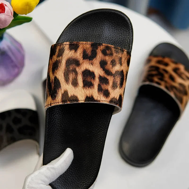 Damen-Pantoletten 2025: Women Flat Slipper Fashion Shower Pool Sandal Slippers Female Summer Beach Shoes Soft Lightweight Bath Slippers Slip on Slides Collection