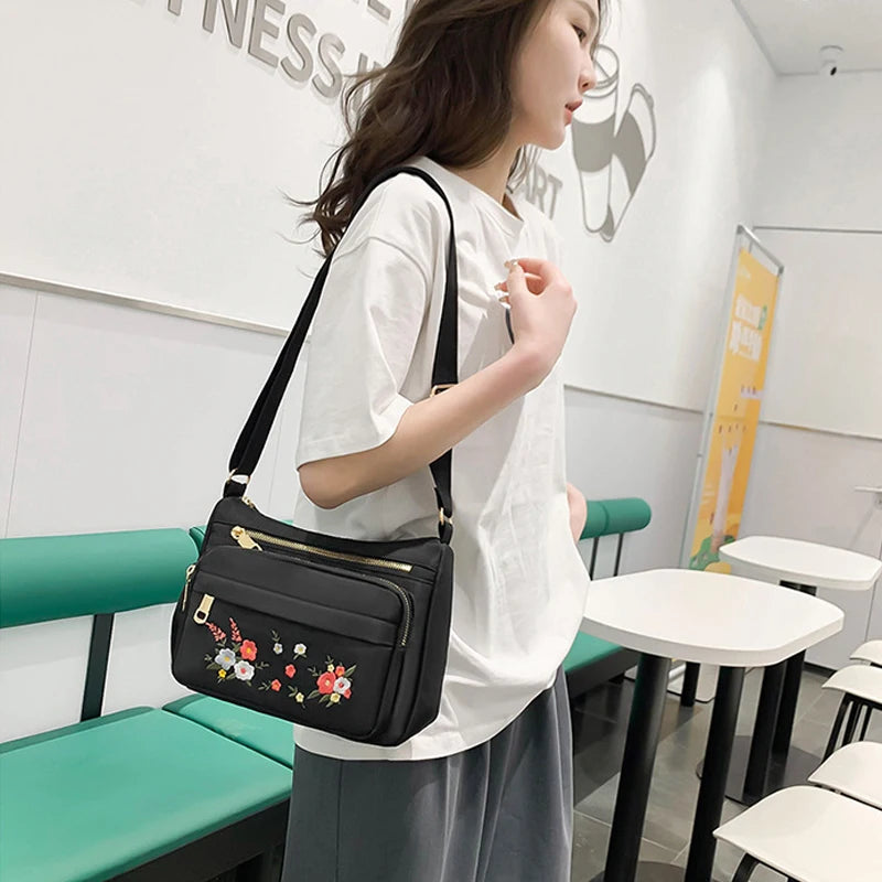 Umhängetasche 2025: Casual Crossbody Backpack Ladies - Oxford Cloth Fashion Embroidery Flower Travel Collection