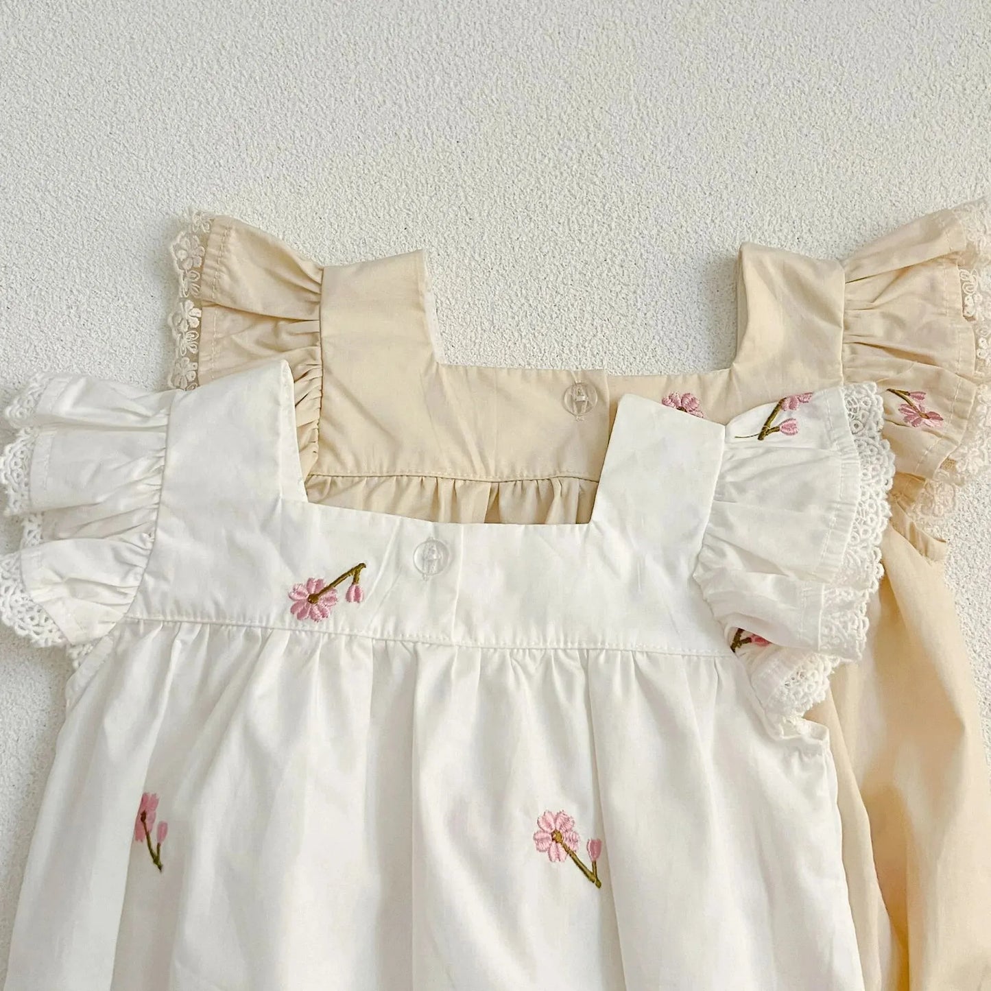 Noua colecție de vară: Salopete din bumbac cu mâneci fluturate și broderie florală pentru nou-născuți, body-uri adorabile pentru bebeluși