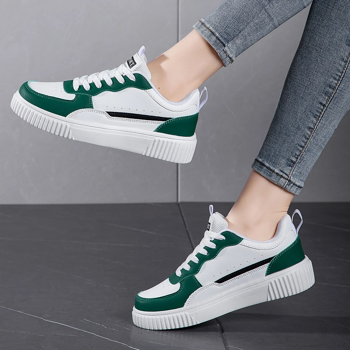 Women Shoes Skateboarding Shoes For Men Fashion Sneakers Lightweight White Black Sports Running Outdoor Casual Shoes
