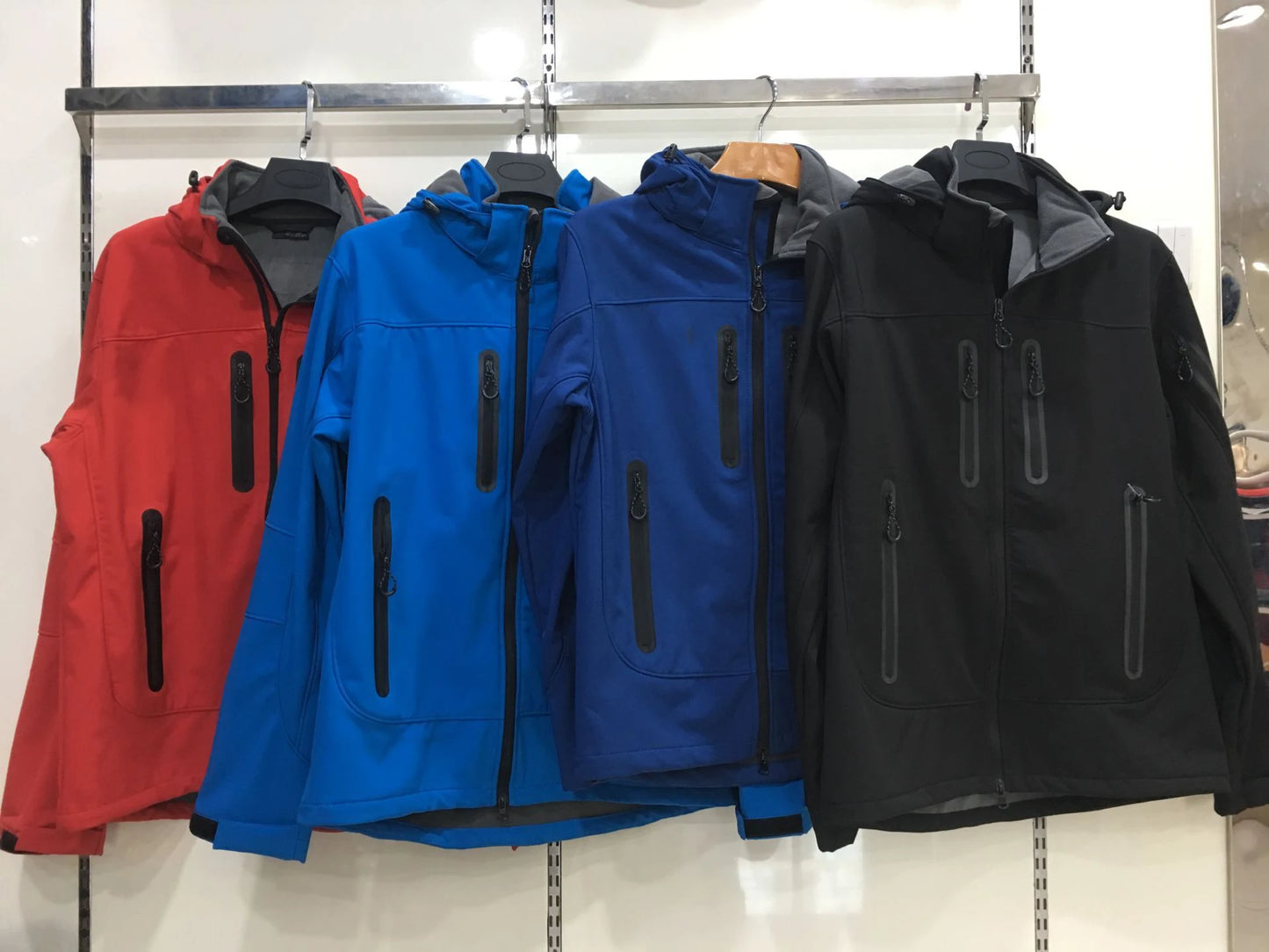 Wasserdichter Softshell-Mantel für Männer mit Custom-Print - Outdoor-Hoodie für Hiking, Skiing und Camping