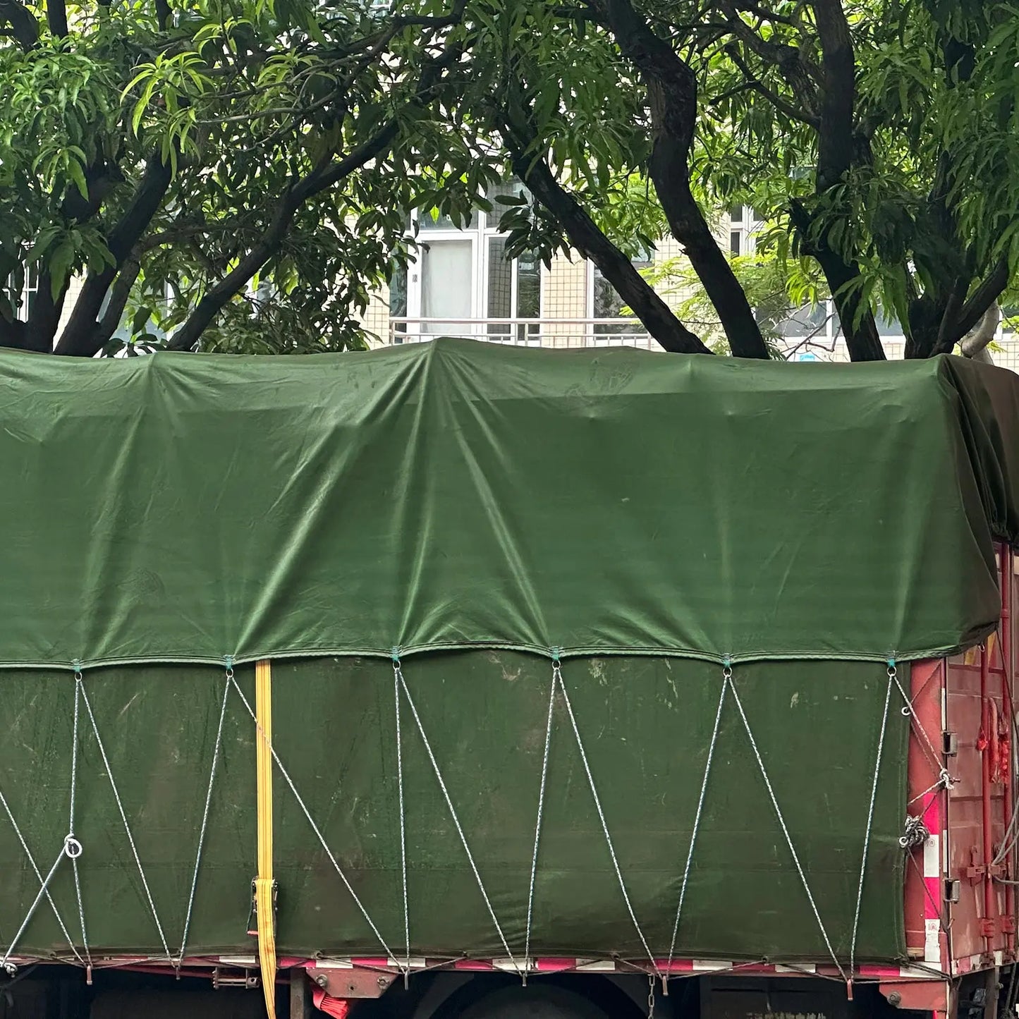 Prelată multifuncțională rezistentă de 450 g/m²