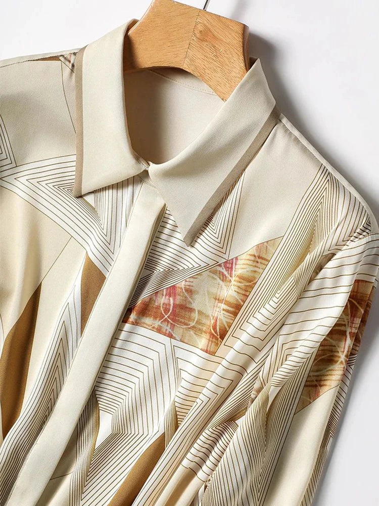 Elegant Style Ladies' Top for Day-to-day and Workplace Graceful Design Women's Blouse with Chic Print and Buttons