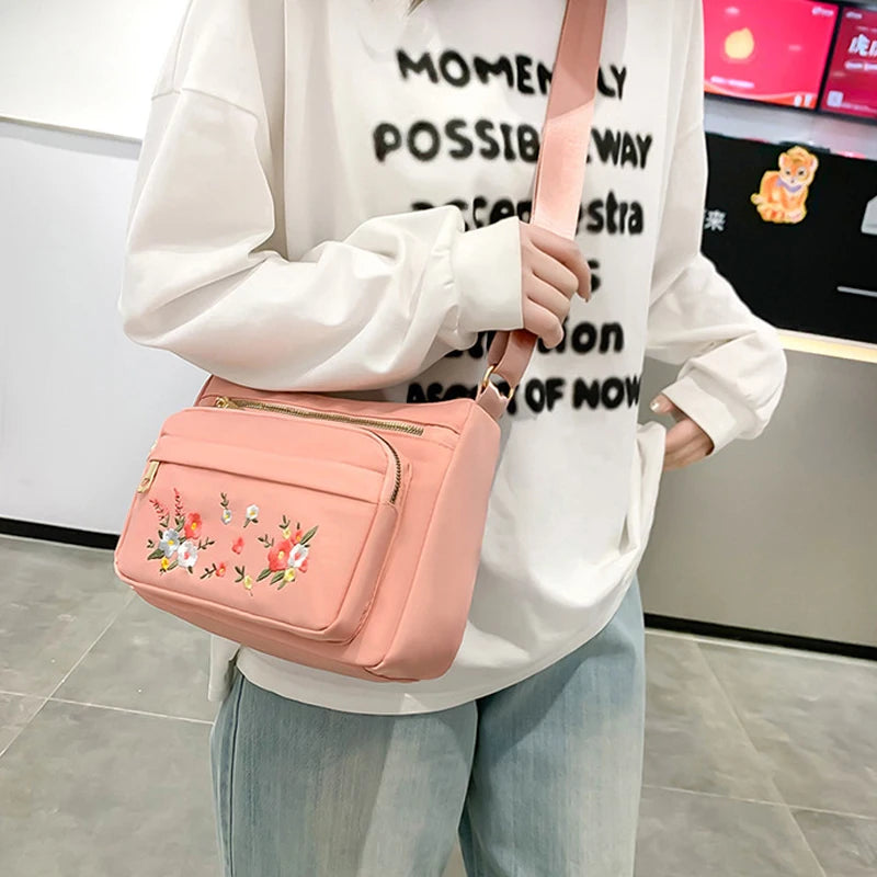 Umhängetasche 2025: Casual Crossbody Backpack Ladies - Oxford Cloth Fashion Embroidery Flower Travel Collection