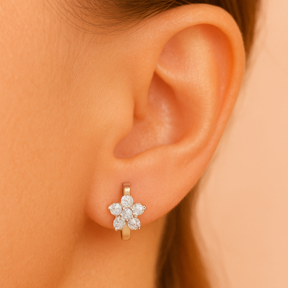 Cercei din argint 925, cercei rotunzi cu o mică floare din zirconiu cubic