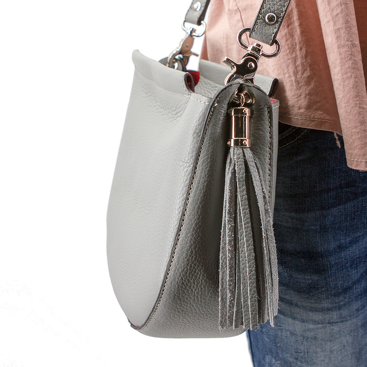 Umhängetasche in D Form mit Quaste Grau