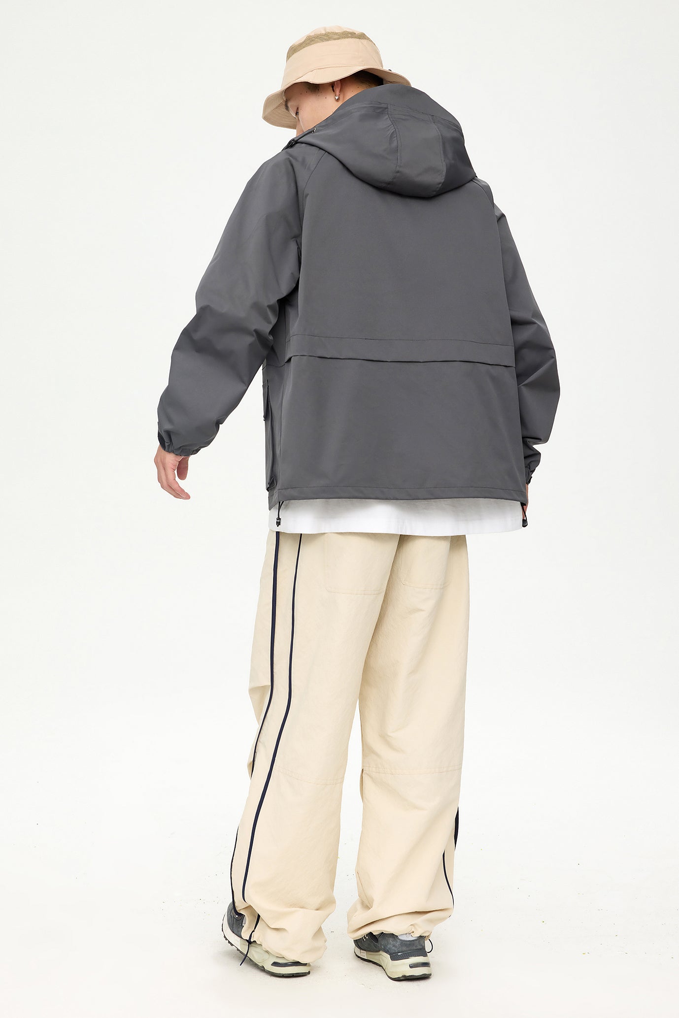 Jachetă impermeabilă cu buzunare aplicate, gri