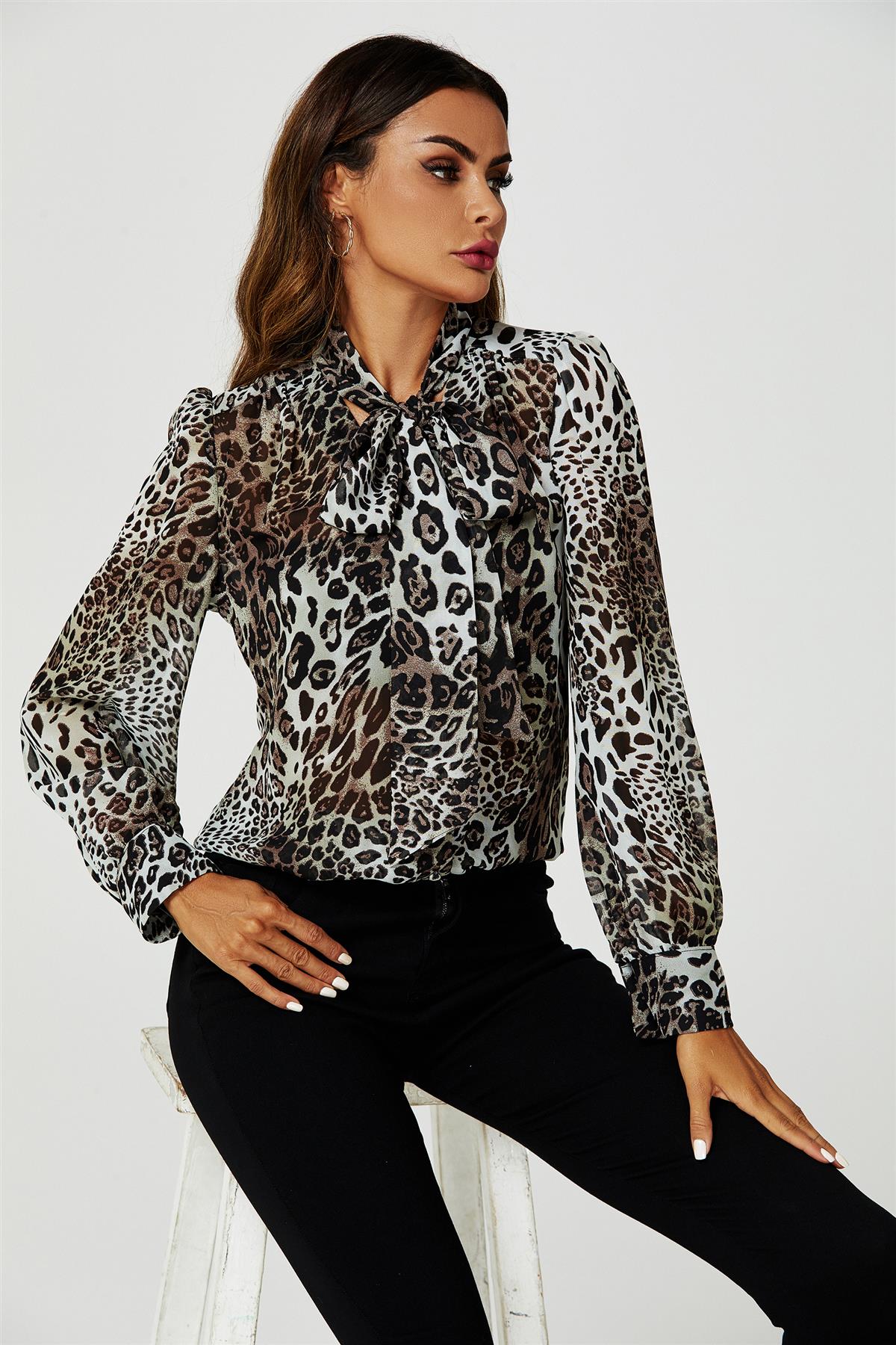 Bluză cu mânecă lungă și detalii legate în culoarea bej 