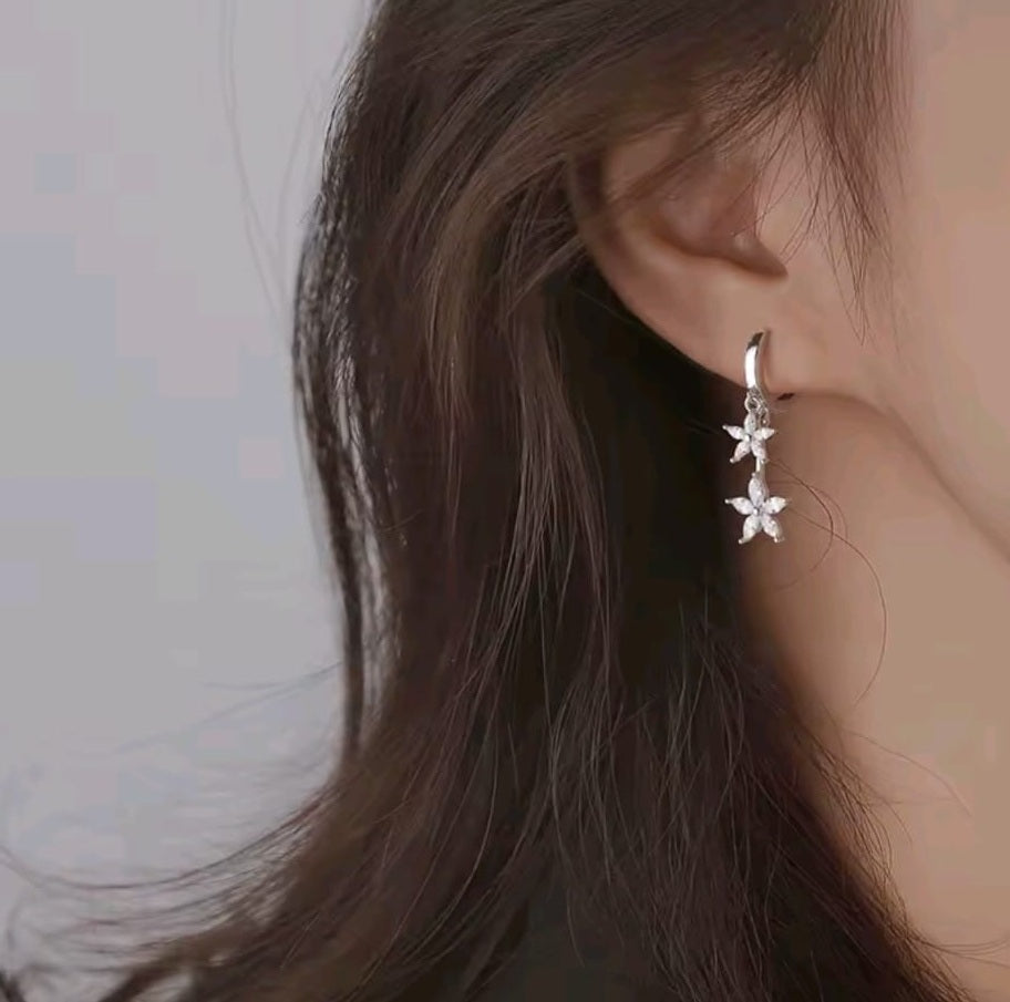 Cercei din argint 925, cu flori suspendate din zirconiu cubic