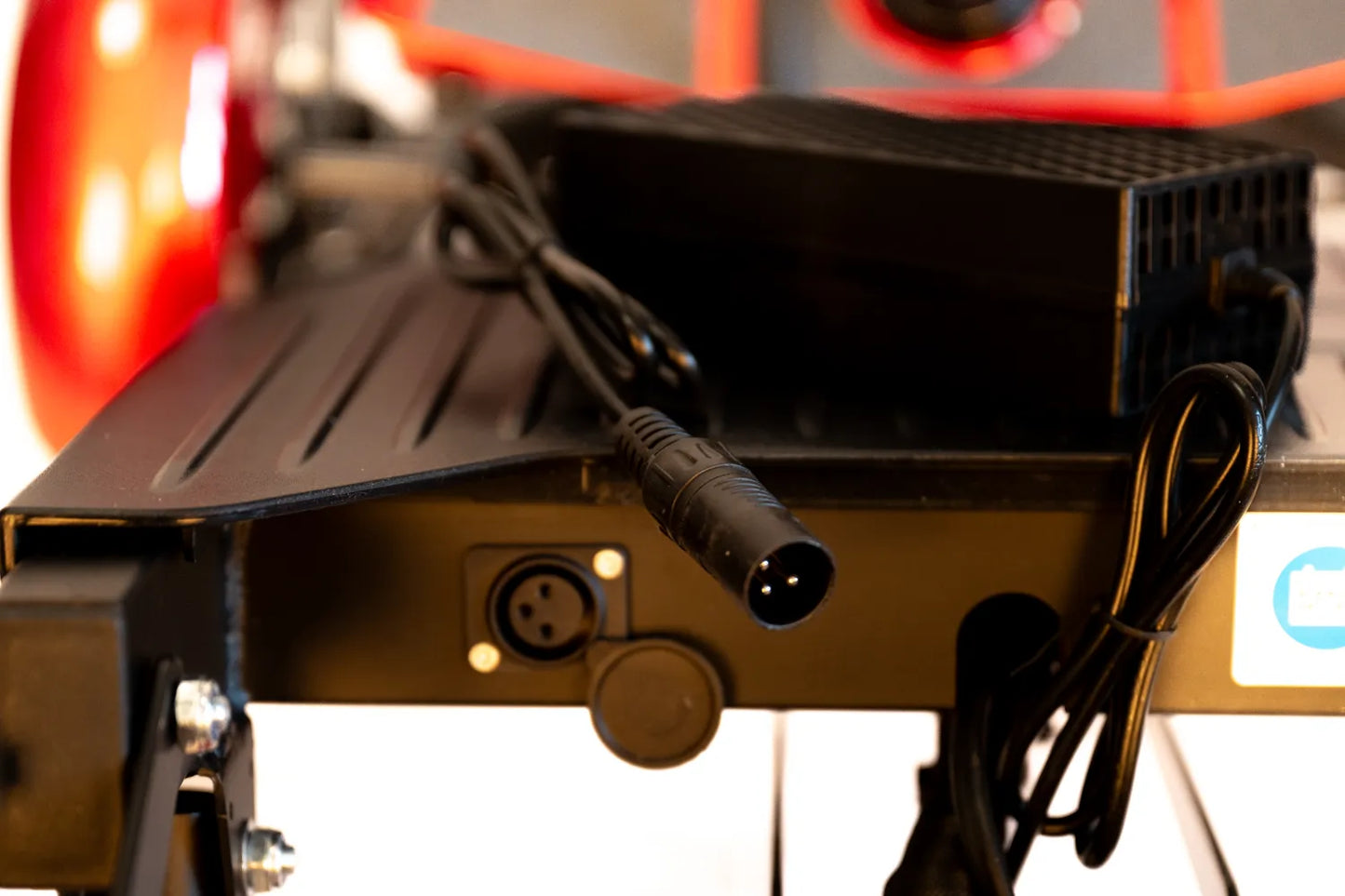 Faltbarer Elektro-Scooter mit Sitz & Korb, 25 km Reichweite