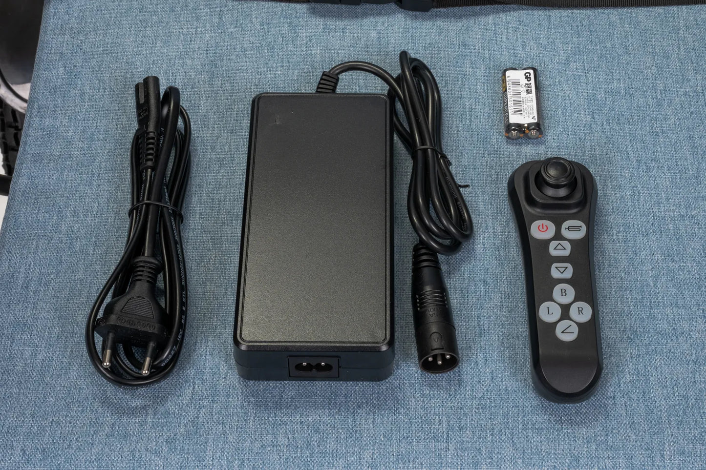 Scaun cu rotile electric – pliabil, ușor și cu telecomandă