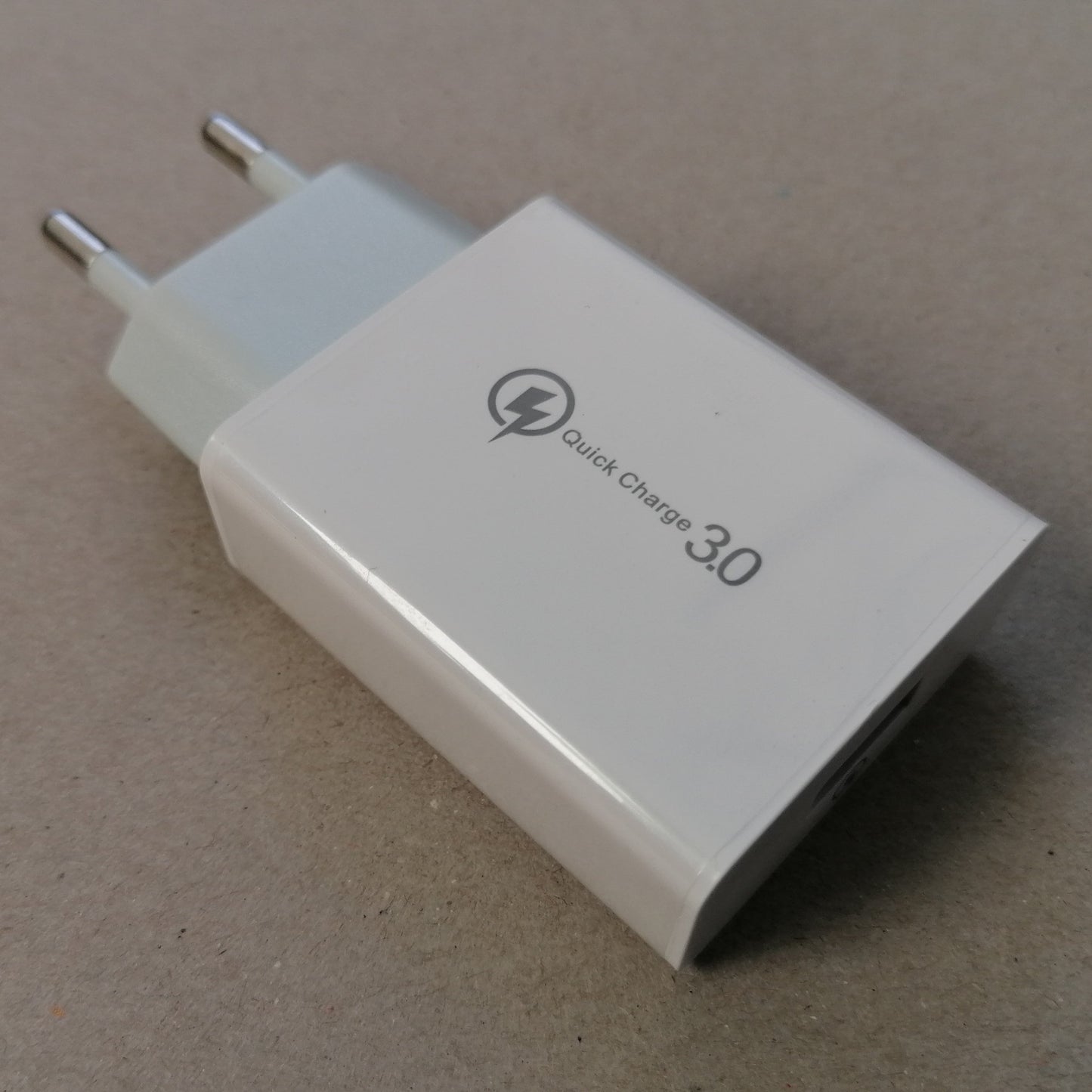 DREIKS Schnellladegerät 18W - USB-A QC3.0 Port 5V/3A Kompaktes Gehäuse Universell Kompatibel