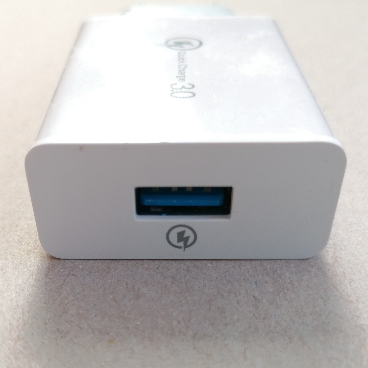 DREIKS Schnellladegerät 18W - USB-A QC3.0 Port 5V/3A Kompaktes Gehäuse Universell Kompatibel