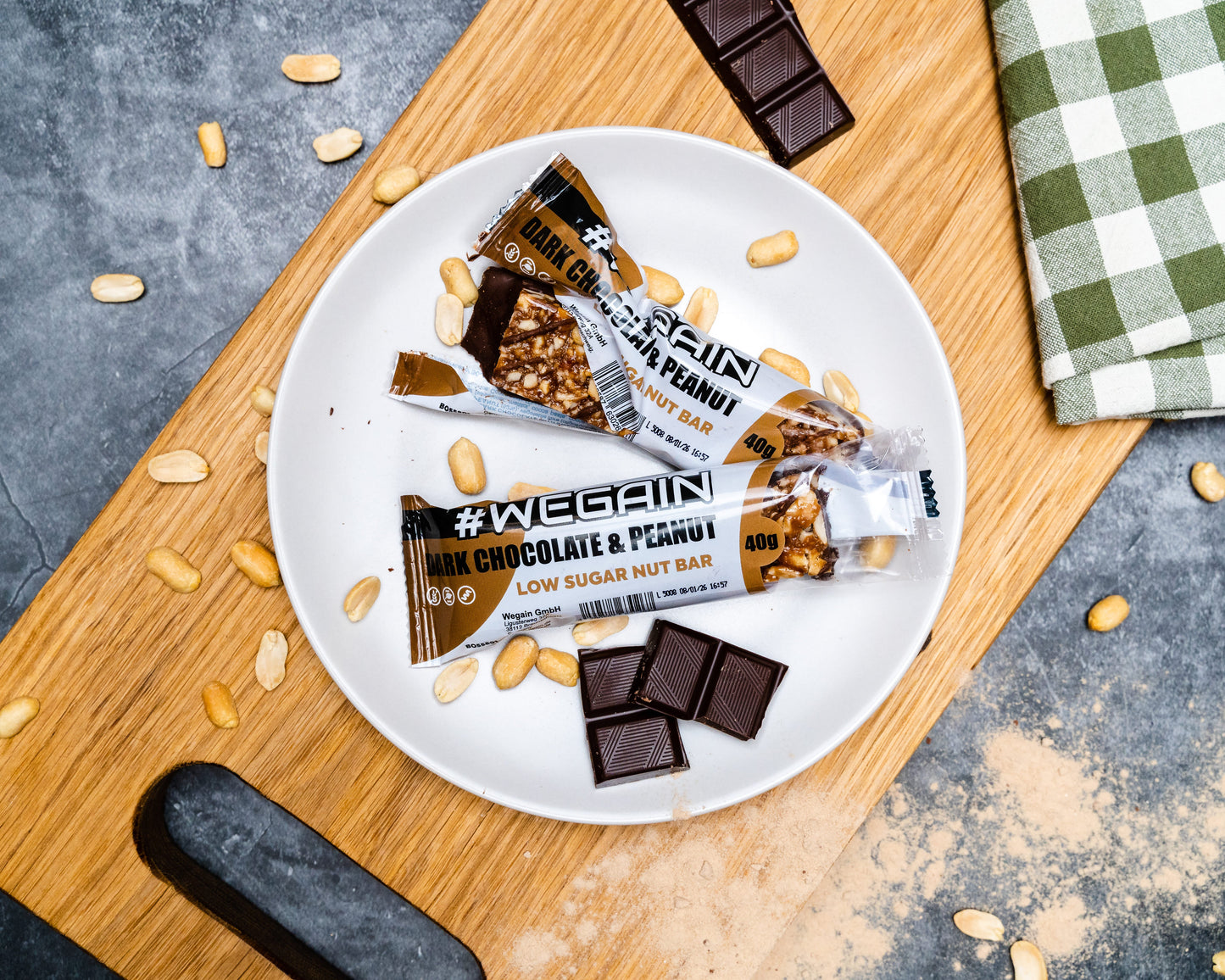 WEGAIN Baton cu ciocolată neagră și arahide, conținut scăzut de zahăr - 40g Tavă cu 12 bucăți