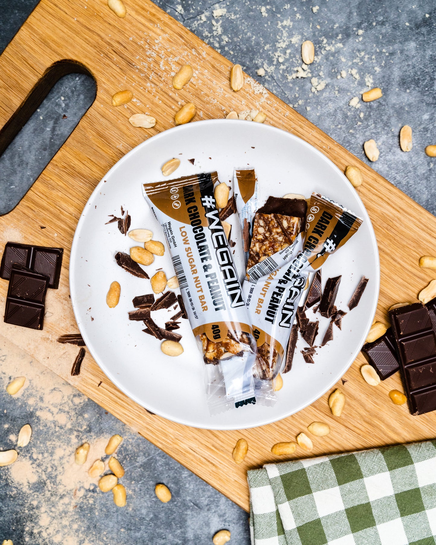 WEGAIN Baton cu ciocolată neagră și arahide, conținut scăzut de zahăr - 40g Tavă cu 12 bucăți