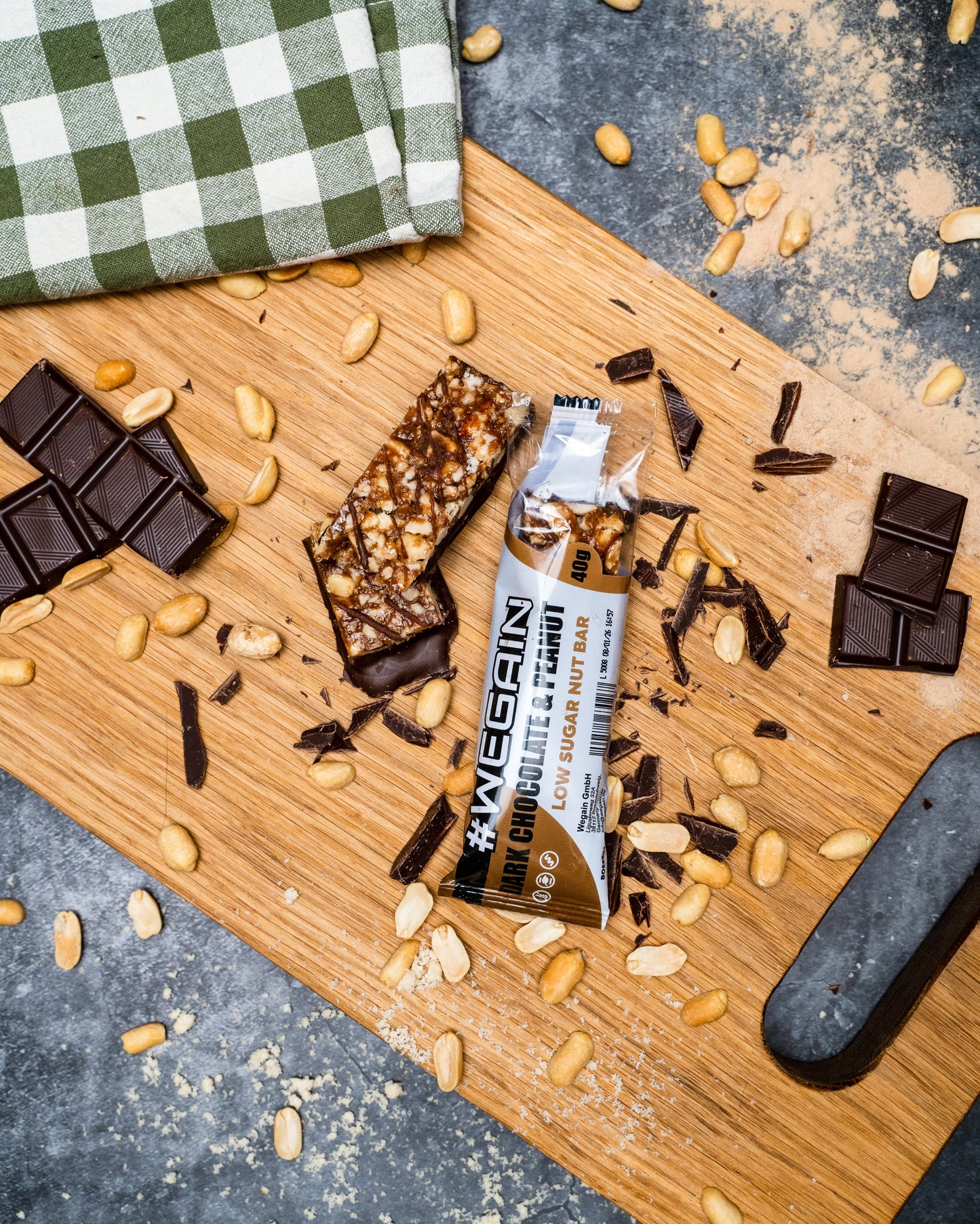 WEGAIN Baton cu ciocolată neagră și arahide, conținut scăzut de zahăr - 40g Tavă cu 12 bucăți